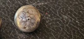 2x 18e eeuw knopen  1783 zilver  gebied merken aanwezig gelderland.