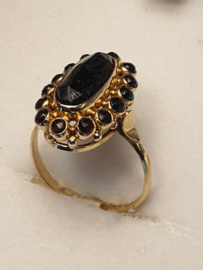 Gd damesring met granaat, 14 krt. ,maat 18, kopmaat 13/20 mm, 4.4 gram