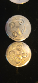 Zilver maar niet gekeurd platte knopen streek onbekent.24 mm.  nog lichte sporen van vergulding.