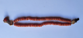 Kinder armbandje mat gouden slot en bloedkoraal, 13 cm.