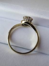 Zware gouden slag ring met rozet van 7 x briljant vvsi 0.25 crt maat 17.5