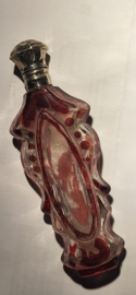 Geurflesje  rood geschilderd op kristal 13 cm hoog  nette staat.