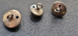 Drie antieke knopen van Johannes Verloove  uit Rotterdam 1790 18e eeuw.