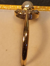 Gouden antieke damesring met parel en diamant maat 19,5 .