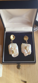 Zware blisterparel oorbellen met goud  8 gram 14 kr hand gemaakt.