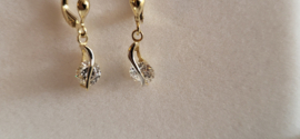 Zirkonia gouden 14kr  hang oorbellen met klaphaak nieuw26 mm lang.
