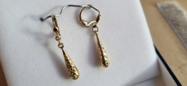 14 KR gouden pegel oobellen klap haaksluiting 30 mm lang 1,8 gram.