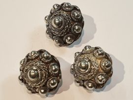 3 grote zilveren knopen 10 gram p.s. diameter 3 cm uit vermoedelijk  1890