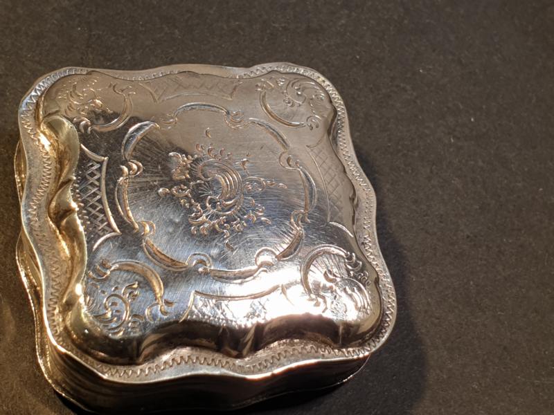 Antiek zilver Pillen/lodereindoosje Bernadus E.A. Wientjes 1862 | Geurflesjes, doosjes, Pijpenraggers | Goudsmederij Spetter