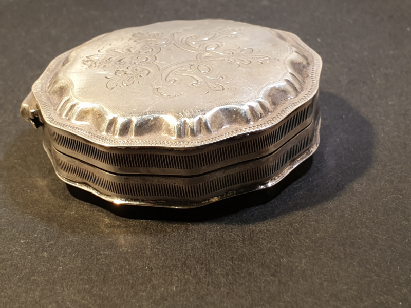 Gemarkeerd Wrok bestellen Antiek zilver Pillendoosje 1925 rest niet leesbaar 5/5 cm | Geurflesjes,  Snuif/Pille doosjes, Pijpenraggers | Goudsmederij Spetter