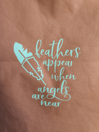 Tas "Feathers appear when angels are near"