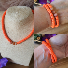 Elastische / rekbare oranje (choker) ketting en armband 2 in 1 sieraad met rode Botswana Agaat kralen (nr 16)