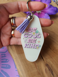 Sleutelhanger met tekst 'BE COOL BE KIND'. glow in the dark