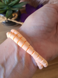 Elastische / rekbare licht oranje (choker) ketting en armband 2 in 1 met Carneool facet kralen (nr 15)