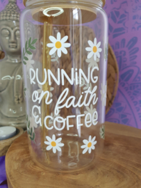 Drinkglas (blikvormige tumbler) met bamboe deksel en rietje 'Running on Faith & Coffee'