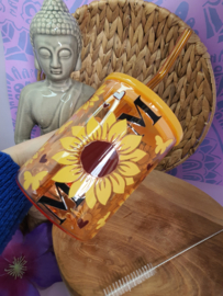 Gekleurde glazen mok met deksel en rietje 'MOM / zonnebloemen print'