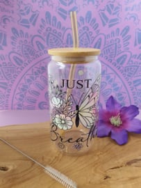 Drinkglas (blikvormige tumbler) met Bamboe deksel en rietje 'Just Breathe'