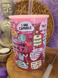 Gekleurde glazen mok met deksel en rietje 'Teachers Daily Affirmations'