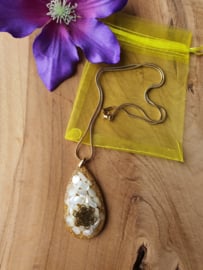 Orgonite hanger Perlmutt met Bergkristal Diamant druppel  30x50mm 925 gold plated oogje  (nr 5)