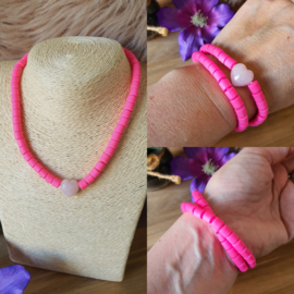 Elastische / rekbare neon roze (choker) ketting en armband 2 in 1 sieraad met Rozenkwarts hartje (nr 4)