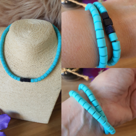 Elastische / rekbare blauw / groene (choker) ketting en armband 2 in 1 sieraad met Blauw stroom kubus kralen (nr 22)