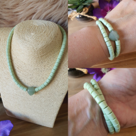 Elastische / rekbare licht groene (choker) ketting en armband 2 in 1 sieraad met Aventurijn hartje (nr 7)