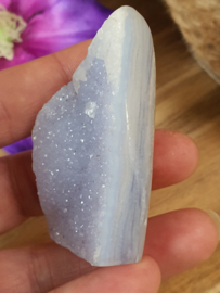 Blue lace agaat (chalcedoon) geode staand sculptuur