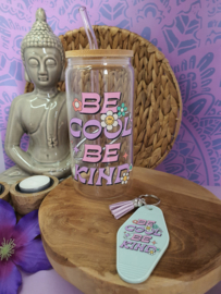 Drinkglas (blikvormige tumbler) met bamboe deksel en rietje 'BE COOL BE KIND'