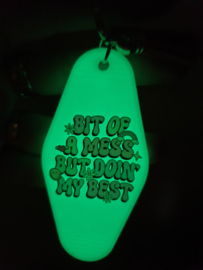 Sleutelhanger met tekst 'BIT OF A  MESS BUT DOIN MY BEST' glow in the dark