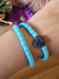 Elastische / rekbare licht blauwe (choker) ketting en armband 2 in 1 sieraad met Lapis Lazuli hartje (nr 9)