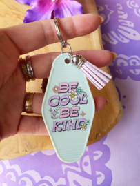 Sleutelhanger met tekst 'BE COOL BE KIND'.