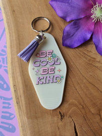 Sleutelhanger met tekst 'BE COOL BE KIND'. glow in the dark