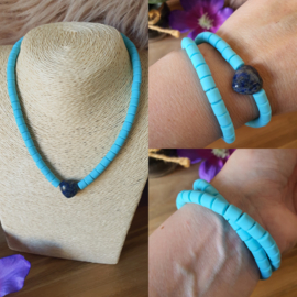 Elastische / rekbare licht blauwe (choker) ketting en armband 2 in 1 sieraad met Lapis Lazuli hartje (nr 9)