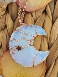 Wire wrapped Maan hanger Opaline. (nr 1)