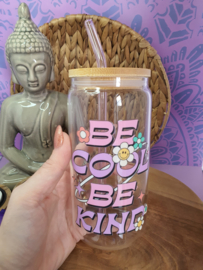 Drinkglas (blikvormige tumbler) met bamboe deksel en rietje 'BE COOL BE KIND'