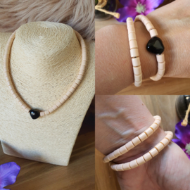 Elastische / rekbare beige (choker) ketting en armband 2 in 1 sieraad met Zwarte Obsidiaan hartje (nr 11)