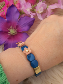 Emaille rekbare armband Blauw / Goud met Blush kleur bloemen 3D  18-18,5 cm (nr 43)