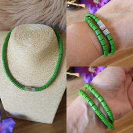 Elastische / rekbare gras groene (choker) ketting en armband 2 in 1 sieraad met Amazoniet kubus kralen (nr 21)