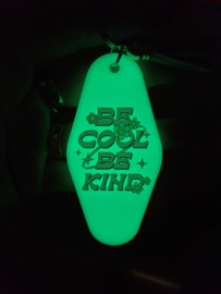 Sleutelhanger met tekst 'BE COOL BE KIND'. glow in the dark
