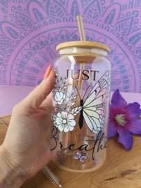 Drinkglas (blikvormige tumbler) met Bamboe deksel en rietje 'Just Breathe'