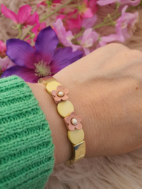 Emaille rekbare armband Goud / Geel met Blush kleur bloemen 3D  18-18,5 cm (nr 44)