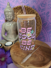 Drinkglas (blikvormige tumbler) met bamboe deksel en rietje 'BE COOL BE KIND'