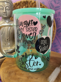Gekleurde glazen mok met deksel en rietje met 'My Sister'