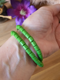 Elastische / rekbare gras groene (choker) ketting en armband 2 in 1 sieraad met Amazoniet kubus kralen (nr 21)