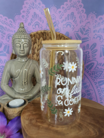 Drinkglas (blikvormige tumbler) met bamboe deksel en rietje 'Running on Faith & Coffee'