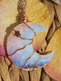 Wire wrapped Maan hanger Opaline. (nr 2)