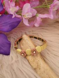 Emaille rekbare armband Goud / Geel met Blush kleur bloemen 3D  18-18,5 cm (nr 44)