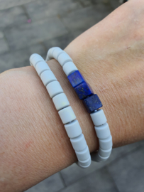 Elastische / rekbare grijze (choker) ketting en armband 2 in 1 sieraad met Lapis Lazuli kubus kralen (nr 24)