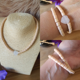 Elastische / rekbare beige (choker) ketting en armband 2 in 1 sieraad met Bergkristallen hartje (nr 2)