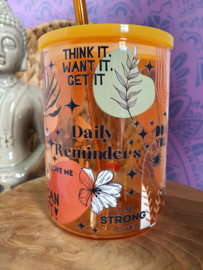 Gekleurde glazen mok met deksel en rietje 'Daily Reminders'
